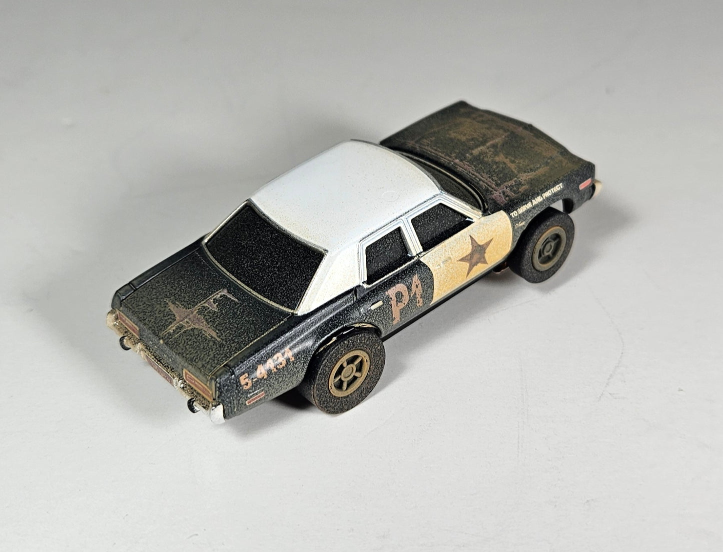 Auto World AMP Xtraction 1974 Dodge Monaco Bluesmobile HO Scale Slot Car SRS360