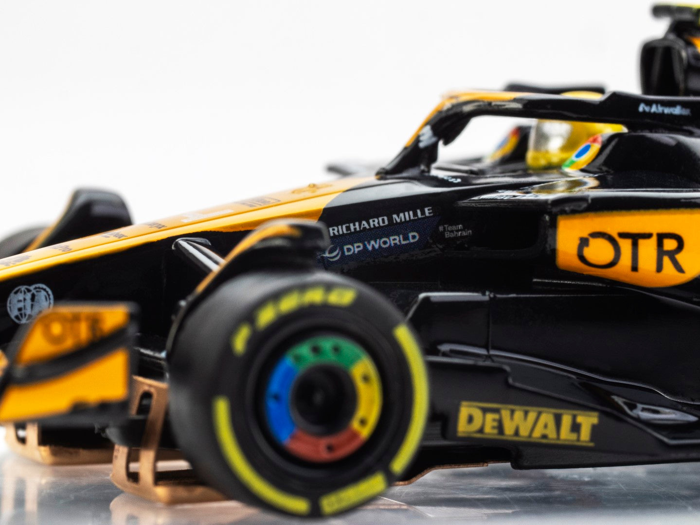 AFX Mega G+ 22103 McLaren F1 MCL38 #4 AU 2024 - HO Scale Slot Car