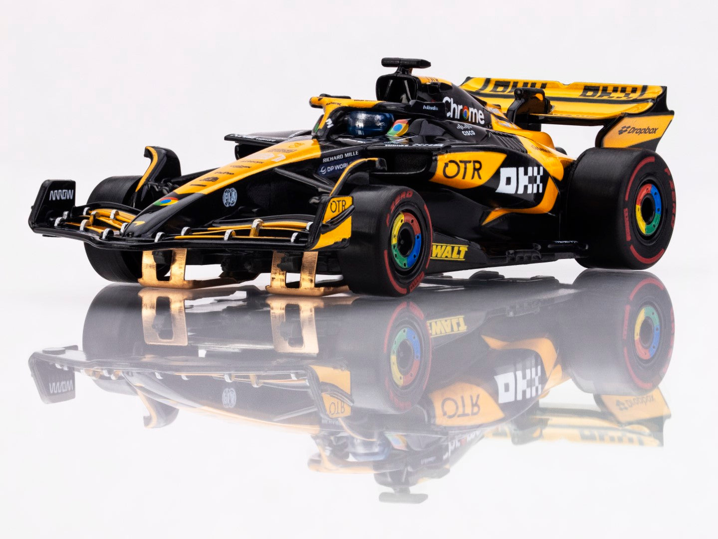 AFX Mega G+ 22104 McLaren F1 MCL38 #81 AU 2024 - HO Scale Slot Car