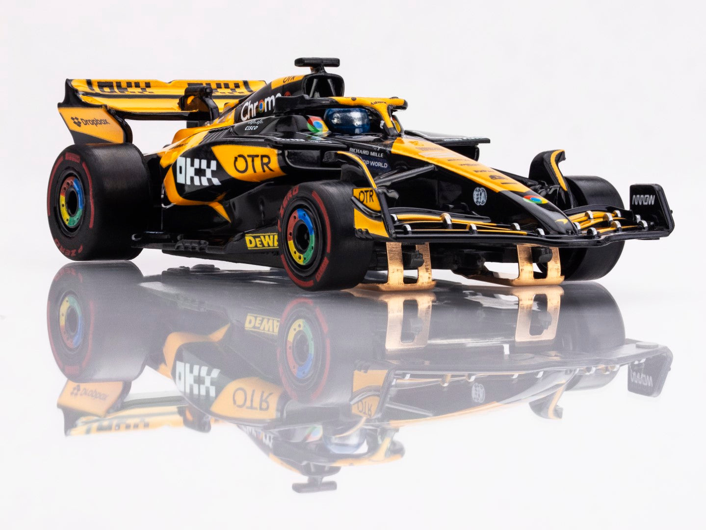 AFX Mega G+ 22104 McLaren F1 MCL38 #81 AU 2024 - HO Scale Slot Car