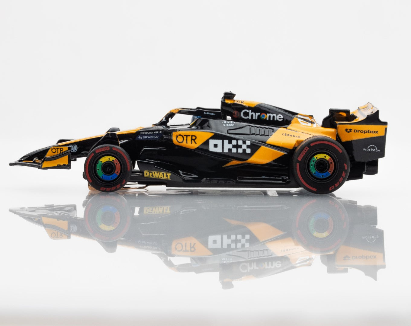 AFX Mega G+ 22104 McLaren F1 MCL38 #81 AU 2024 - HO Scale Slot Car