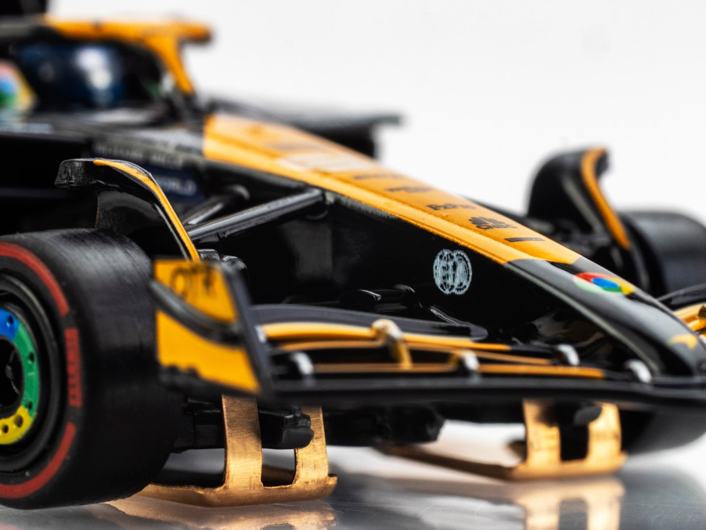 AFX Mega G+ 22104 McLaren F1 MCL38 #81 AU 2024 - HO Scale Slot Car