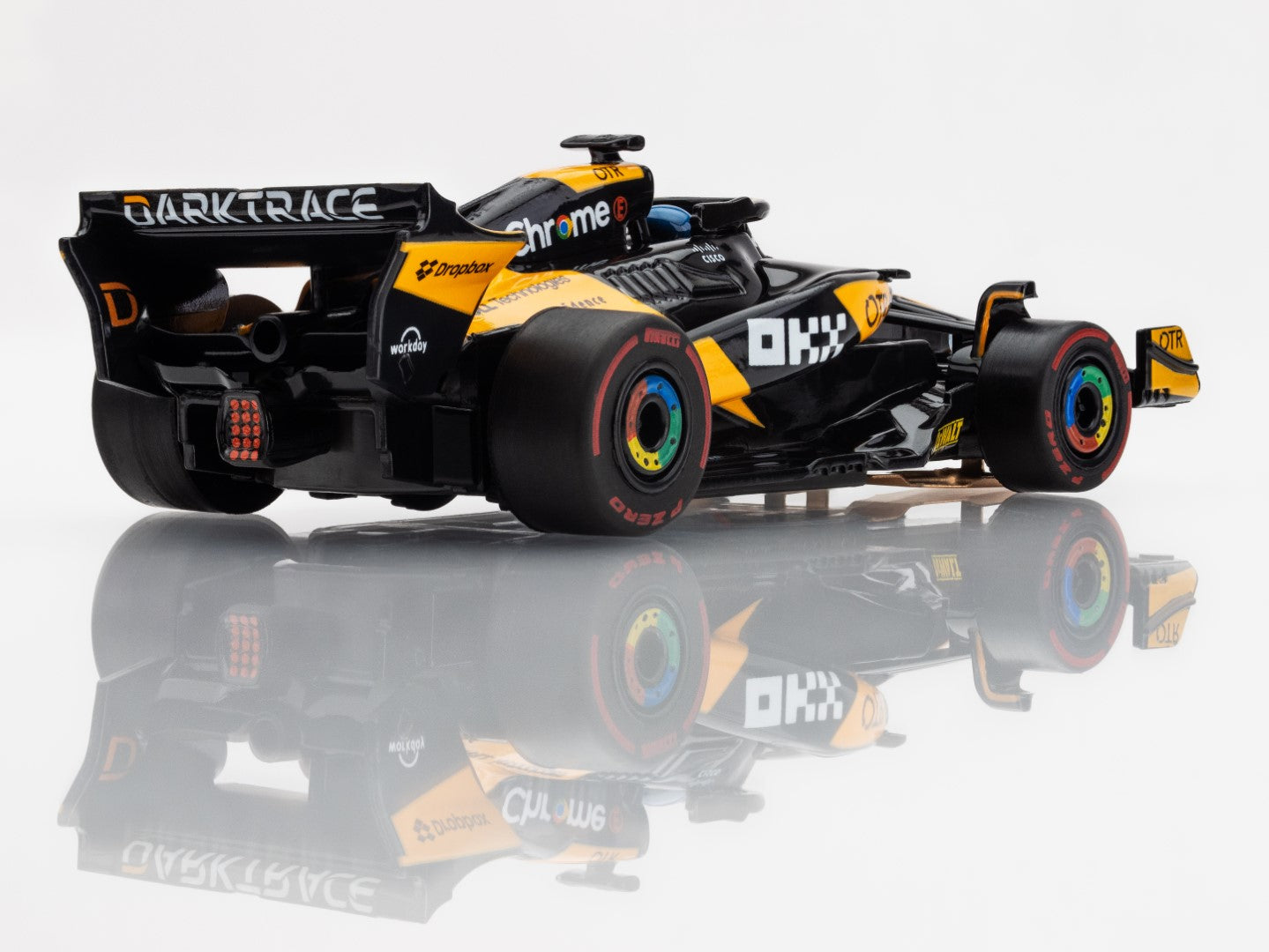 AFX Mega G+ 22104 McLaren F1 MCL38 #81 AU 2024 - HO Scale Slot Car