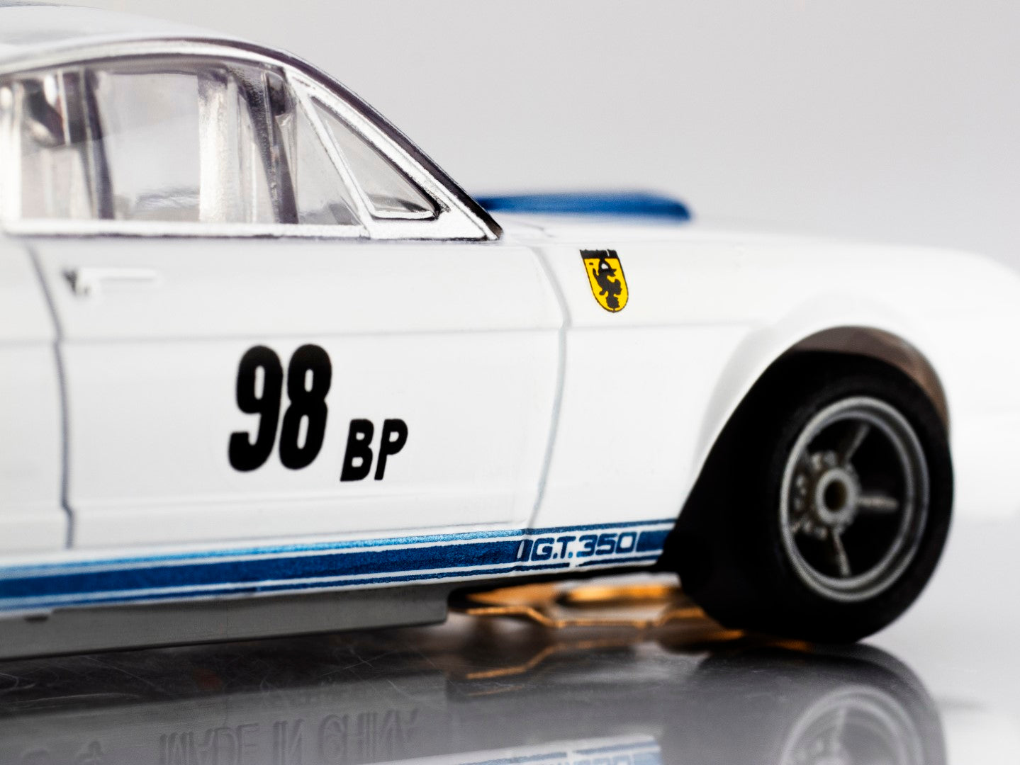 AFX Mega G+ 22125 Shelby Mustang GT350R 1965 Ken Miles HO Scale Slot Car