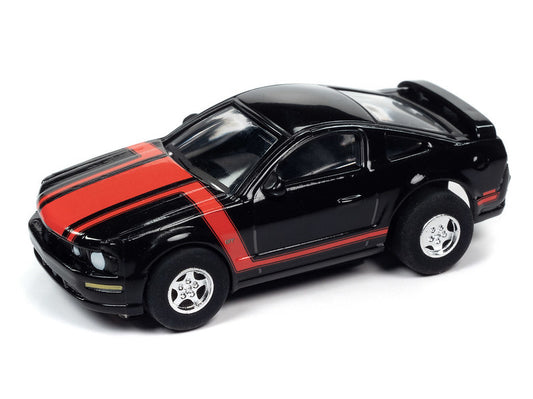 Auto World Super III SC383 R1 2005 FORD MUSTANG GT (BLACK) HO Scale Slot Car