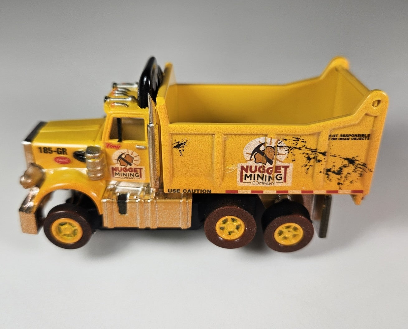 Auto World AMP Xtraction Peterbilt 359 Dump Truck (Yellow) with Working Headlights HO Scale Slot Car