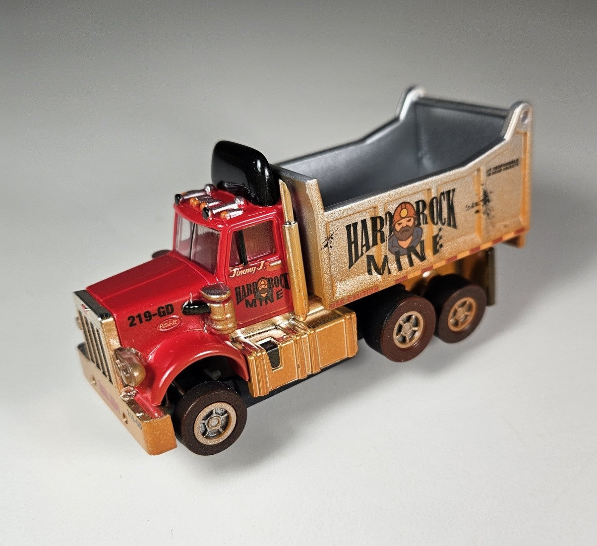 Auto World AMP Xtraction Peterbilt 359 Dump Truck (Red) with Working Headlights HO Scale Slot Car