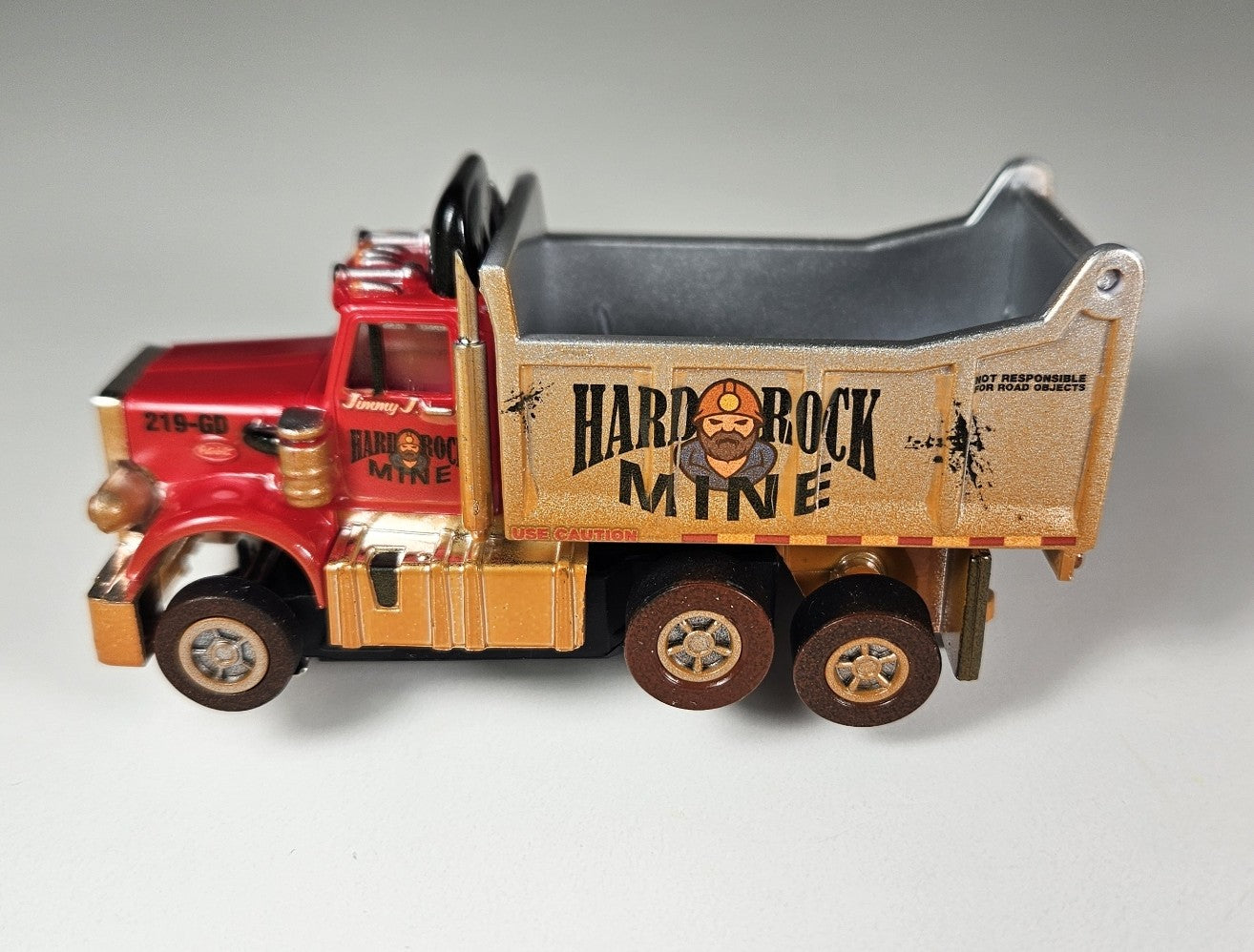 Auto World AMP Xtraction Peterbilt 359 Dump Truck (Red) with Working Headlights HO Scale Slot Car