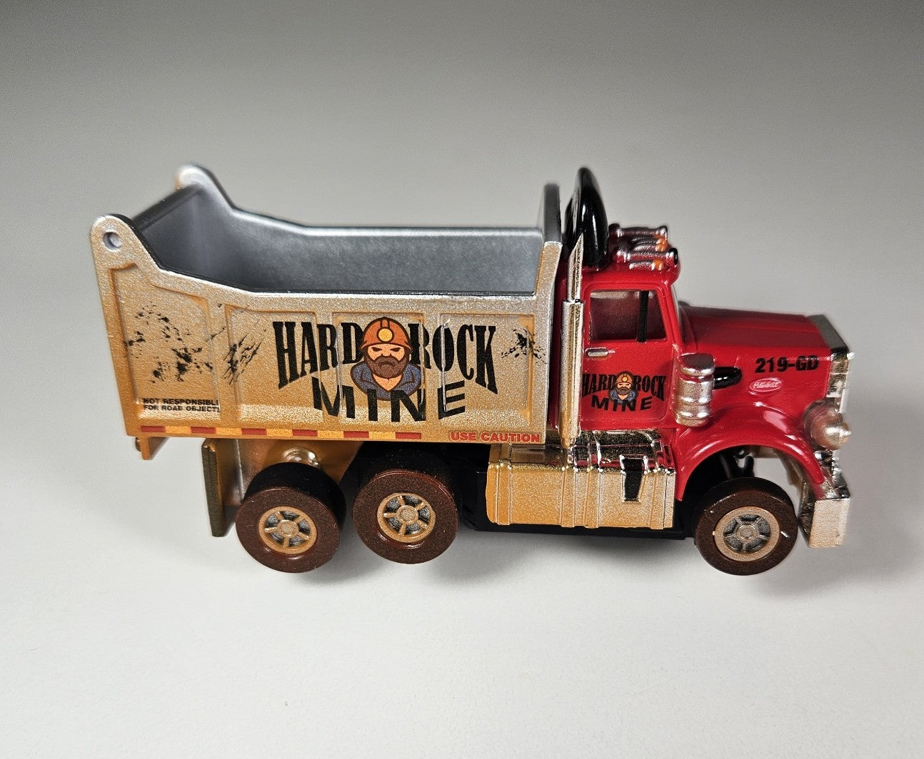 Auto World AMP Xtraction Peterbilt 359 Dump Truck (Red) with Working Headlights HO Scale Slot Car