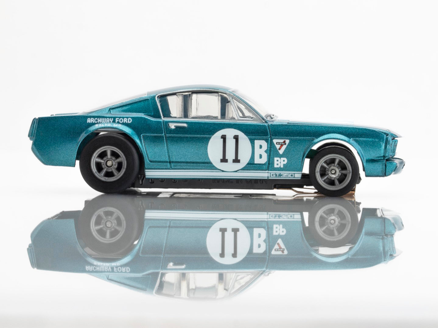 AFX Mega G+ 22071 Shelby Mustang GT350R 1965 Donohue HO Scale Slot Car