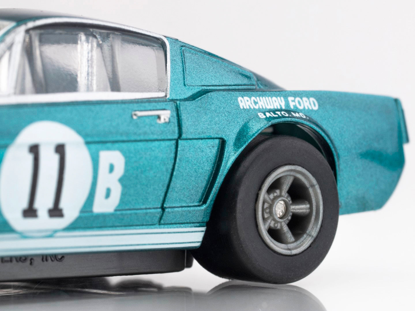 AFX Mega G+ 22071 Shelby Mustang GT350R 1965 Donohue HO Scale Slot Car