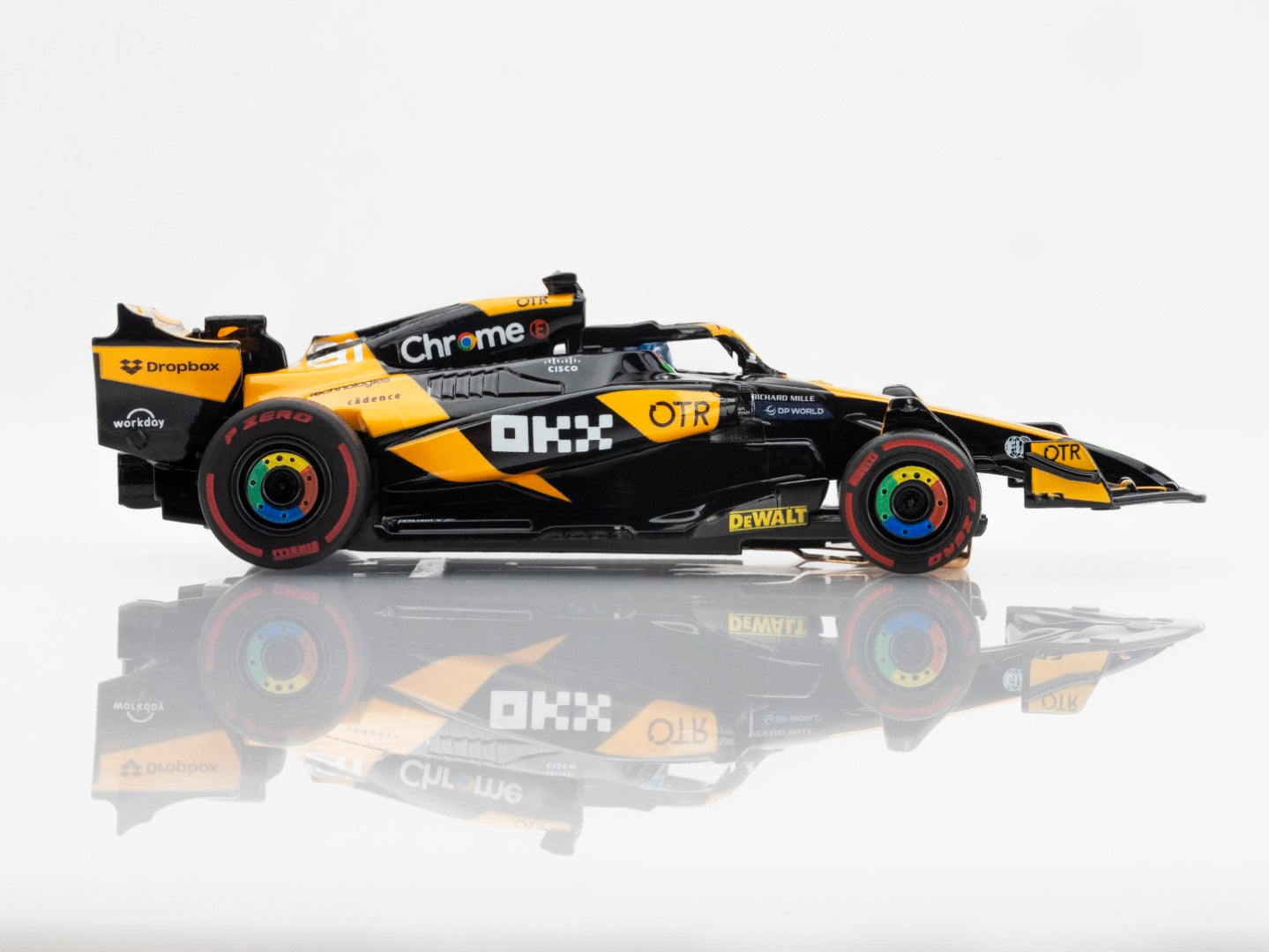 AFX Mega G+ 22104 McLaren F1 MCL38 #81 AU 2024 - HO Scale Slot Car
