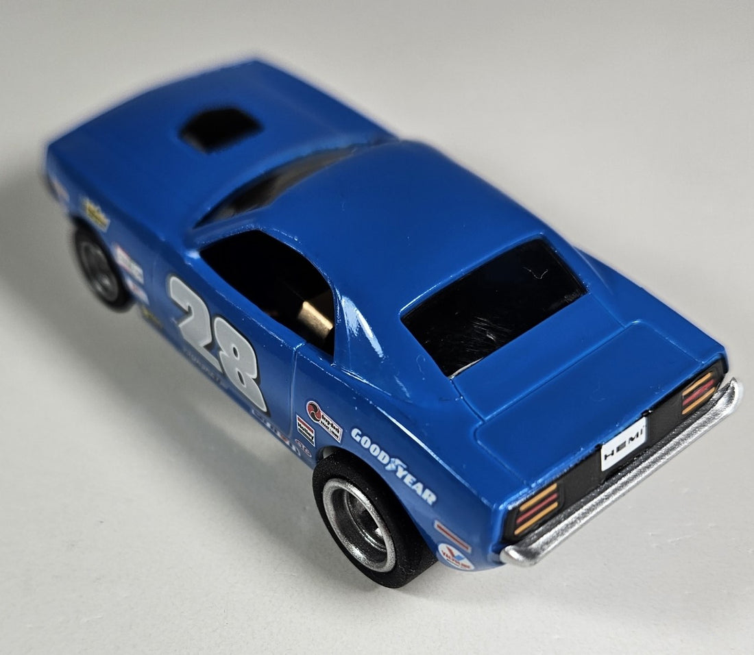 Auto World Tom The Mongoose McEwen 1970 Plymouth Duster 4Gear R26 HO Slot Car