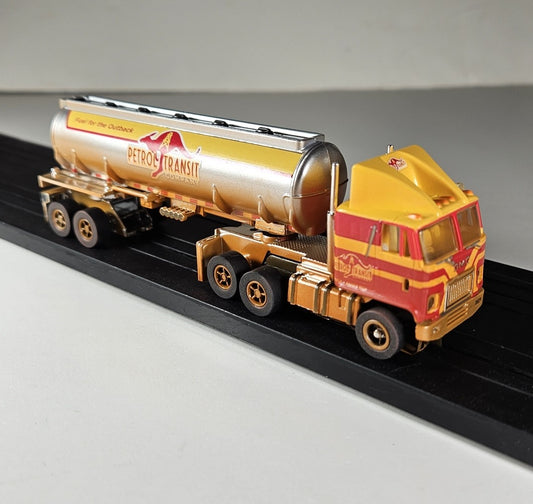 Auto World Xtraction SRS352 GMC Astro 95 Semi with Tanker Trailer HO Scale Slot Car