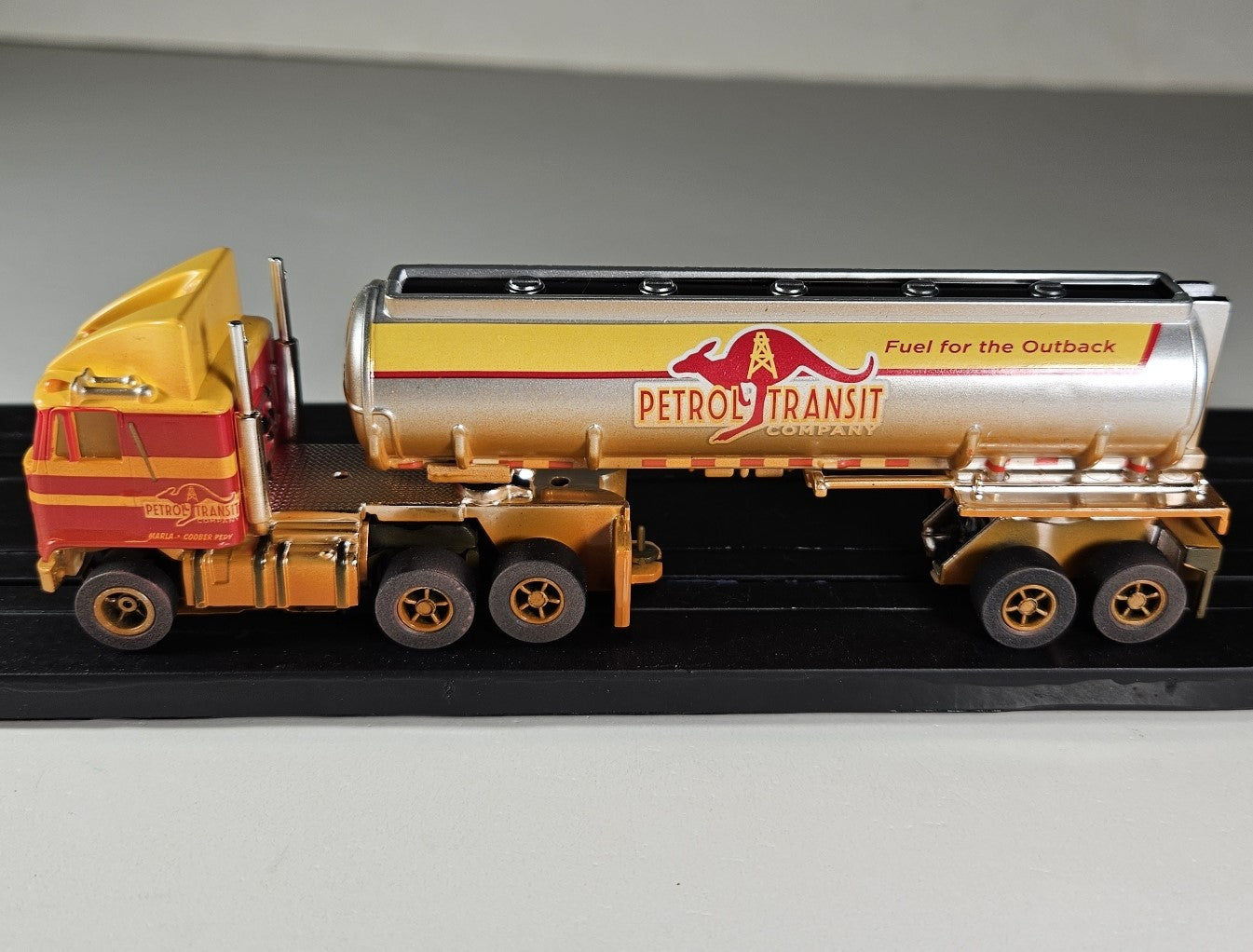 Auto World Xtraction SRS352 GMC Astro 95 Semi with Tanker Trailer HO Scale Slot Car