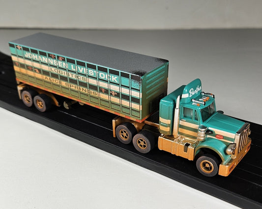 Auto World Xtraction SRS352 Peterbilt 359 Semi with Livestock Trailer HO Scale Slot Car