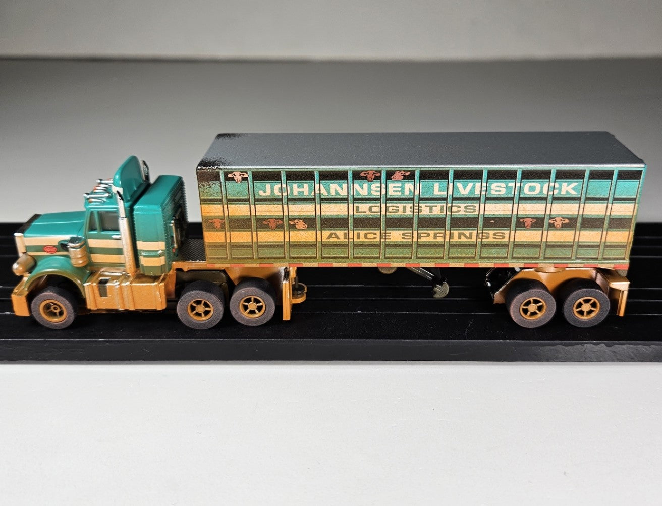 Auto World Xtraction SRS352 Peterbilt 359 Semi with Livestock Trailer HO Scale Slot Car