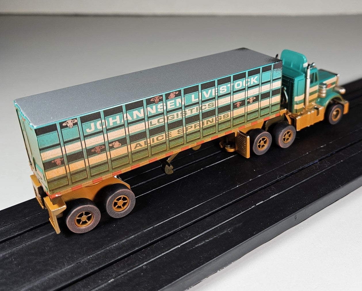 Auto World Xtraction SRS352 Peterbilt 359 Semi with Livestock Trailer HO Scale Slot Car