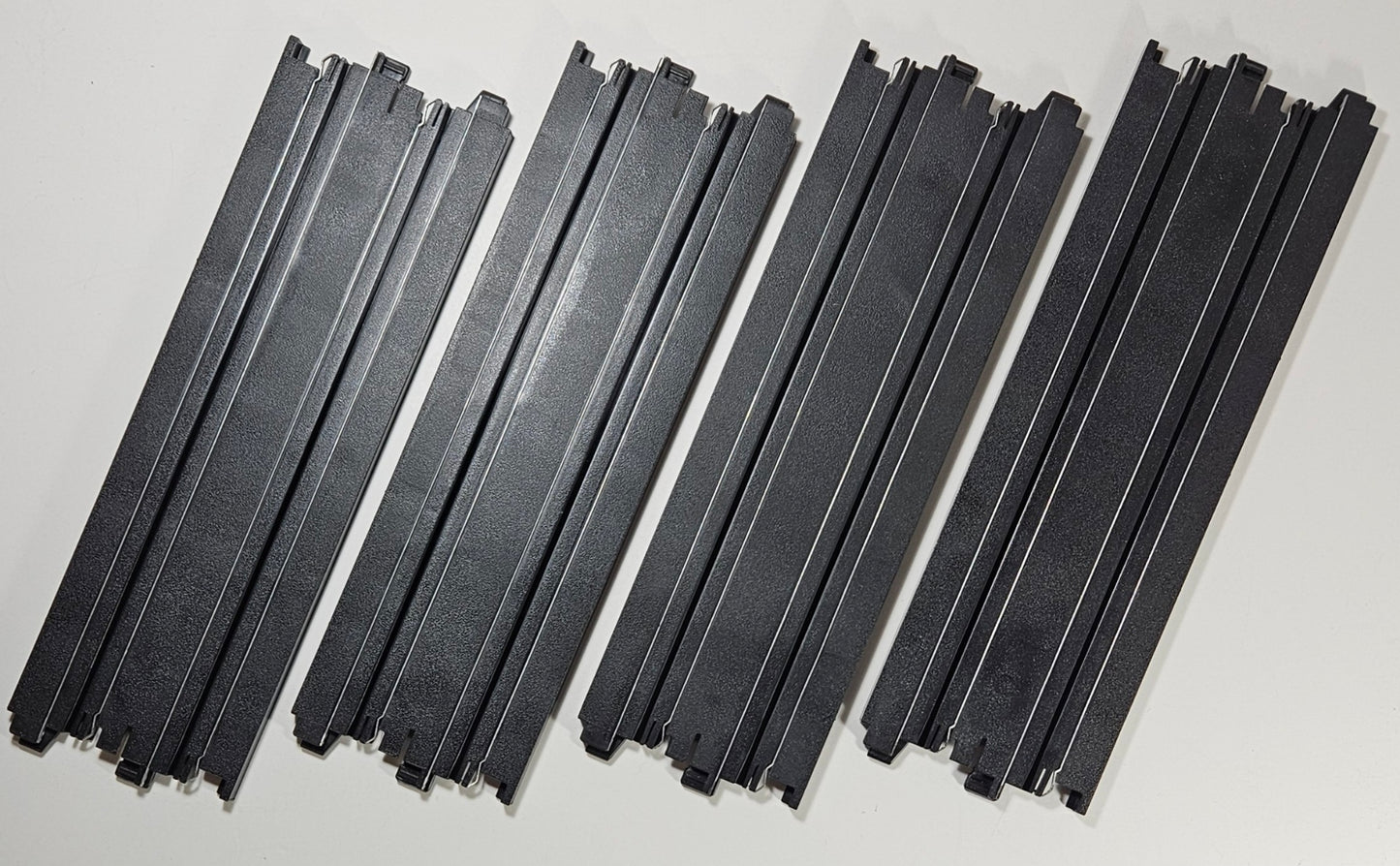 Auto World Track (Bulk Item) 9" Straight Track (4 pieces)