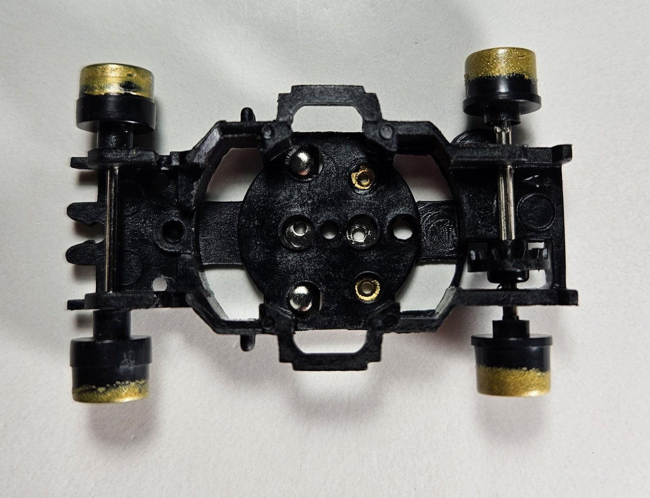 Auto World Parts Xtraction - Chassis with Axles, Gold Wheels, Crown Gear, Traction Magnet (Long Wheelbase)