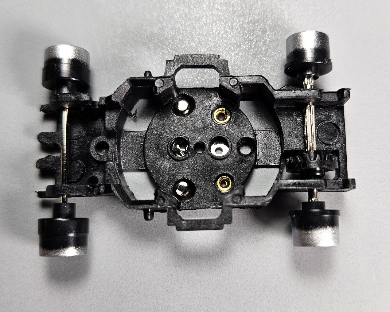 Auto World Parts Xtraction - Chassis (Long Wheelbase) with Axles, Wheels, Crown Gear, Traction Magnet