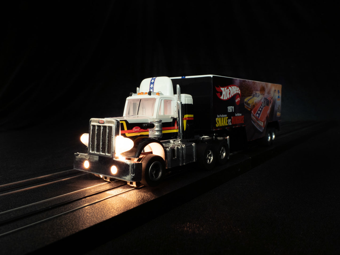 Auto World Xtraction SC371-1 Racing Rig Peterbilt 359 w/ Trailer Snake vs Mongoose HO Scale Slot Car