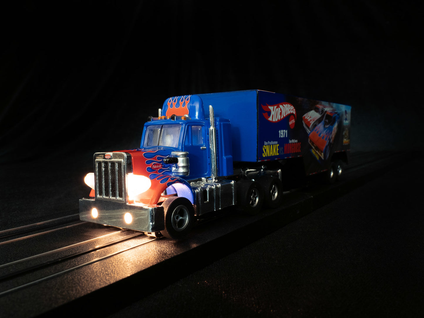 Auto World Xtraction SC371-2 Racing Rig Peterbilt 359 w/ Trailer Snake II vs Mongoose II HO Scale Slot Car